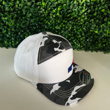 Load image into Gallery viewer, Essential crew chain stitch white/white camo